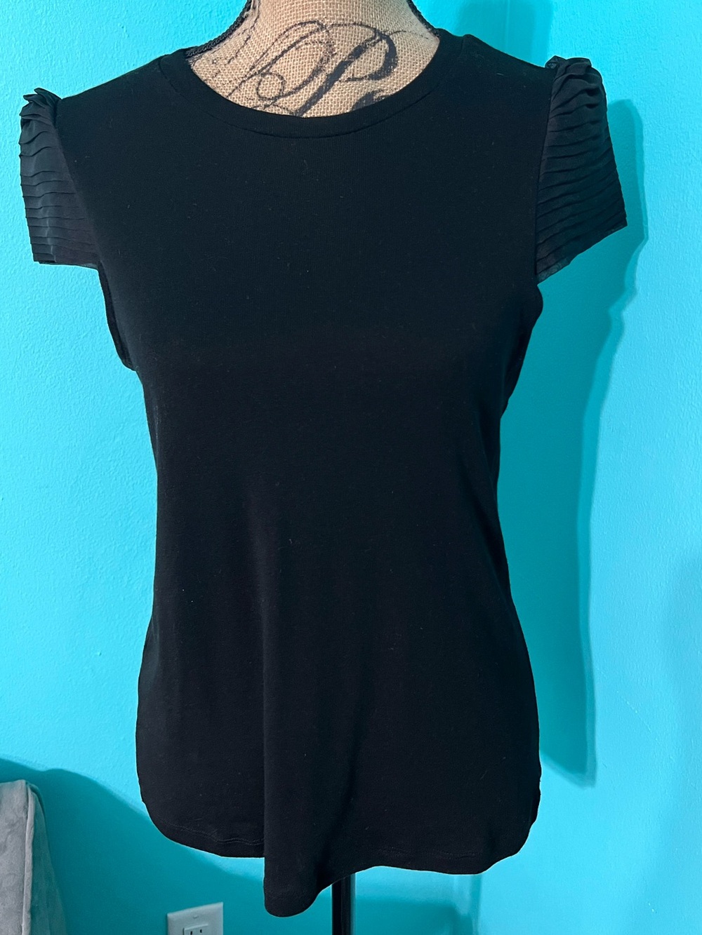EUC Alice + Olivia Black Pleated Cap Sleeve Blouse Size Medium